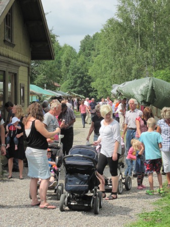 Gott om folk på marknaden